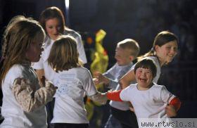 Opis slike: Na fotografiji je utrinek otrok med plesom s koncerta Stopimo skupaj, ki ga je RTV Slovenija organizirala 21. februarja 2015. Foto: BoBo, arhiv MMC RTV SLO. Opis slike: Na fotografiji je utrinek otrok med plesom s koncerta Stopimo skupaj, ki ga je RTV Slovenija organizirala 21. februarja 2015. Foto: BoBo, arhiv MMC RTV SLO.