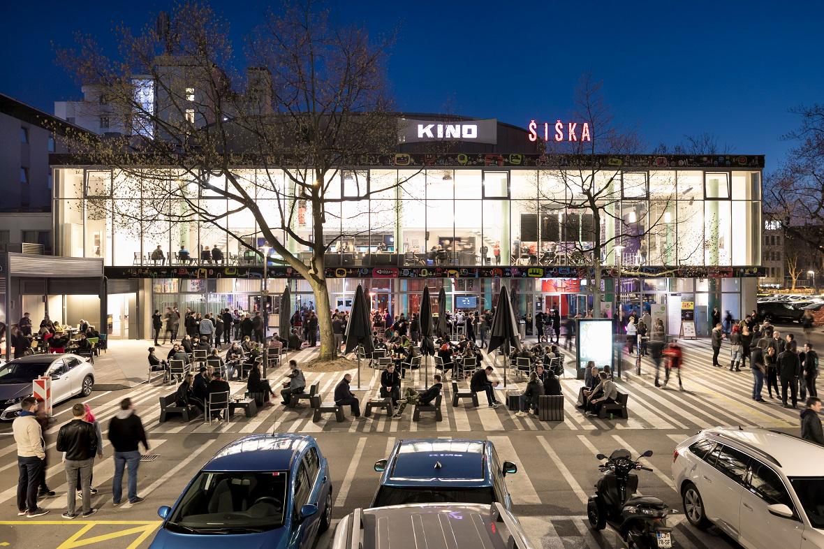Na fotografiji je osvetljeno pročelje Kina Šiška. Foto: arhiv Kino Šiška Na fotografiji je osvetljeno pročelje Kina Šiška. Foto: arhiv Kino Šiška
