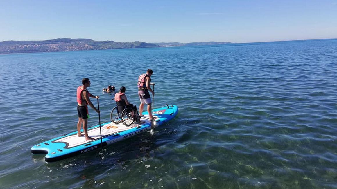 Na fotografiji je sup, na katerem je oseba na invalidskem vozičku. Za samostojno in aktivno življenje si prizadevajo tudi v Zvezi Sonček. Foto: Zveza Sonček