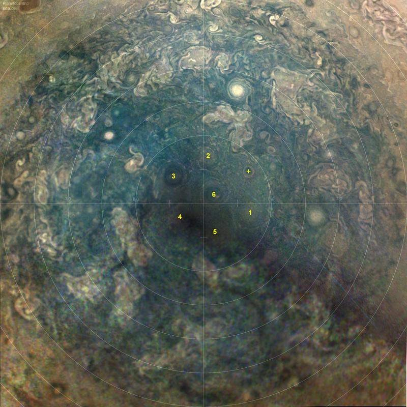 Sestavljenka iz več fotografij ponazarja celoten južni pol v človeškemu očesu vidni svetlobi. Temno središče je široko 1.400 kilometrov. Foto: NASA/JPL-Caltech/SwRI/MSSS Sestavljenka iz več fotografij ponazarja celoten južni pol v človeškemu očesu vidni svetlobi. Temno središče je široko 1.400 kilometrov. Foto: NASA/JPL-Caltech/SwRI/MSSS