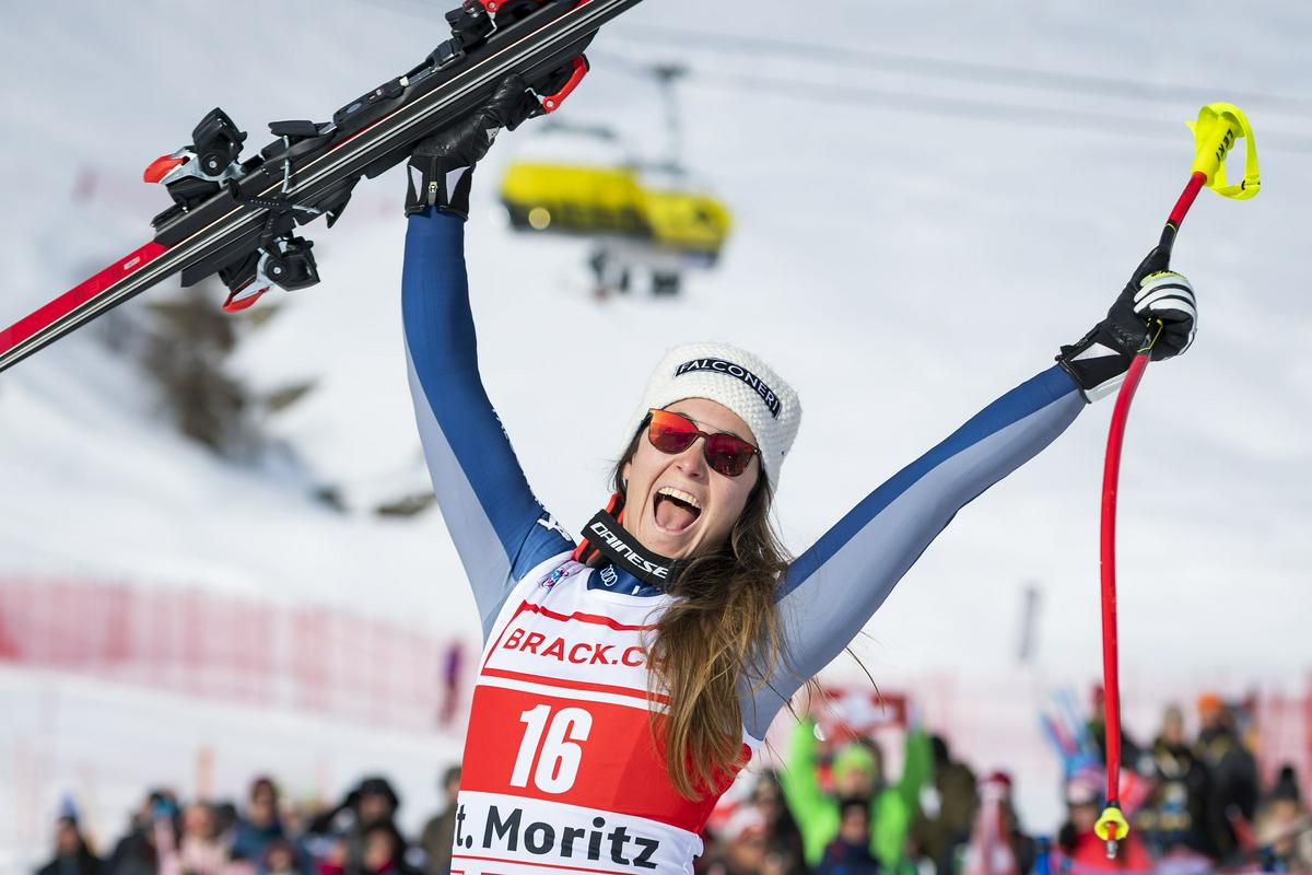 27-letna Sofia Goggia, ki je na uvodnem superveleslalomu v Lake Louisu odstopila, je spet tvegala vse, v spodnjem delu odvrgla tudi palico, vseeno pa s številko 16 prismučala na prvo mesto. Foto: Reuters 27-letna Sofia Goggia, ki je na uvodnem superveleslalomu v Lake Louisu odstopila, je spet tvegala vse, v spodnjem delu odvrgla tudi palico, vseeno pa s številko 16 prismučala na prvo mesto. Foto: Reuters