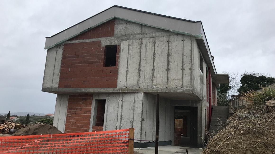 S hišo nekdanjega načelnika UE Piran se ukvarjajo številni organi. Foto: Radio Koper/Lea Širok