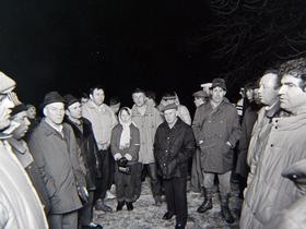Ljudje so se zbrali ob cerkvici Sv . Jakoba in s pesmijo pričakali rezultate štetja glasov plebiscita za osamosvojitev Slovenije. Foto: BoBo