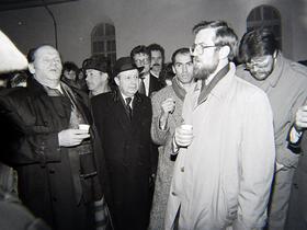 Ljudje so se zbrali ob cerkvici Sv . Jakoba in s pesmijo pričakali rezultate štetja glasov plebiscita za osamosvojitev Slovenije. Foto: BoBo