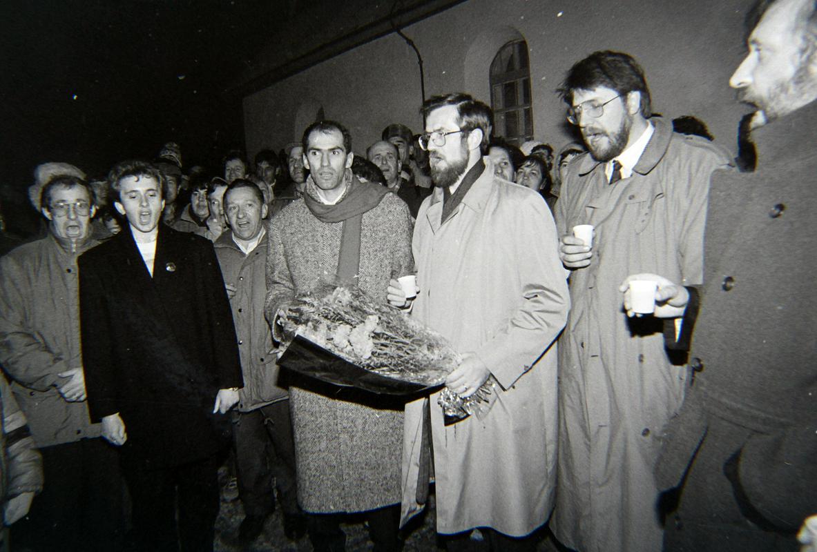 Ljudje so se zbrali ob cerkvici sv. Jakoba in s pesmijo pričakali rezultate štetja glasov plebiscita za osamosvojitev Slovenije. Pridružili so se jim nekateri politiki. Foto: BoBo Ljudje so se zbrali ob cerkvici sv. Jakoba in s pesmijo pričakali rezultate štetja glasov plebiscita za osamosvojitev Slovenije. Pridružili so se jim nekateri politiki. Foto: BoBo