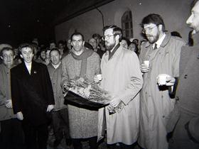 Ljudje so se zbrali ob cerkvici Sv . Jakoba in s pesmijo pričakali rezultate štetja glasov plebiscita za osamosvojitev Slovenije. Foto: BoBo