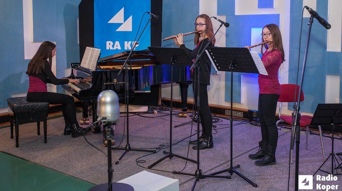Trio Amicus Glasbene šole Ajdovščina v Studiu Hendrix Radia Koper med oddajo Klasično, mladostno in živo februarja 2018. Foto: Radio Koper/Alan Radin