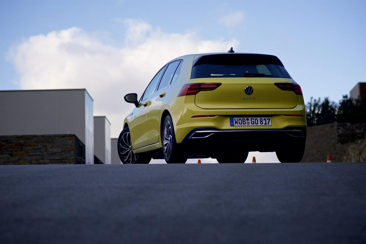 Asistenčni sistem travel assist na avtocestah pri hitrosti do 210 km/h asistirano vozi brez aktivnega obračanja volana, dodajanja plina in zaviranja. Nov je tudi asistenčni sistem, ki pomaga preprečevati trčenje, do katerega lahko pride, če voznik zavije na nasprotni vozni pas. Foto: MMC RTV SLO/Miha Merljak Asistenčni sistem travel assist na avtocestah pri hitrosti do 210 km/h asistirano vozi brez aktivnega obračanja volana, dodajanja plina in zaviranja. Nov je tudi asistenčni sistem, ki pomaga preprečevati trčenje, do katerega lahko pride, če voznik zavije na nasprotni vozni pas. Foto: MMC RTV SLO/Miha Merljak