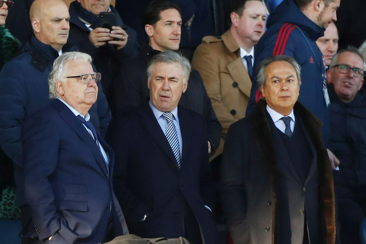 Novi trener Evertona Carlo Ancelotti si je tekmo proti Arsenalu ogledal še s tribune, v četrtek pa bo že sedel na klopi. Foto: EPA Novi trener Evertona Carlo Ancelotti si je tekmo proti Arsenalu ogledal še s tribune, v četrtek pa bo že sedel na klopi. Foto: EPA