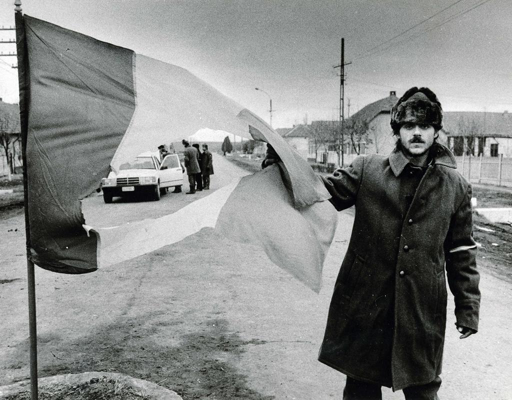 Razočarani protestniki so iz zastav izrezali grb. Foto: Srdjan Živulović/BoBo Razočarani protestniki so iz zastav izrezali grb. Foto: Srdjan Živulović/BoBo