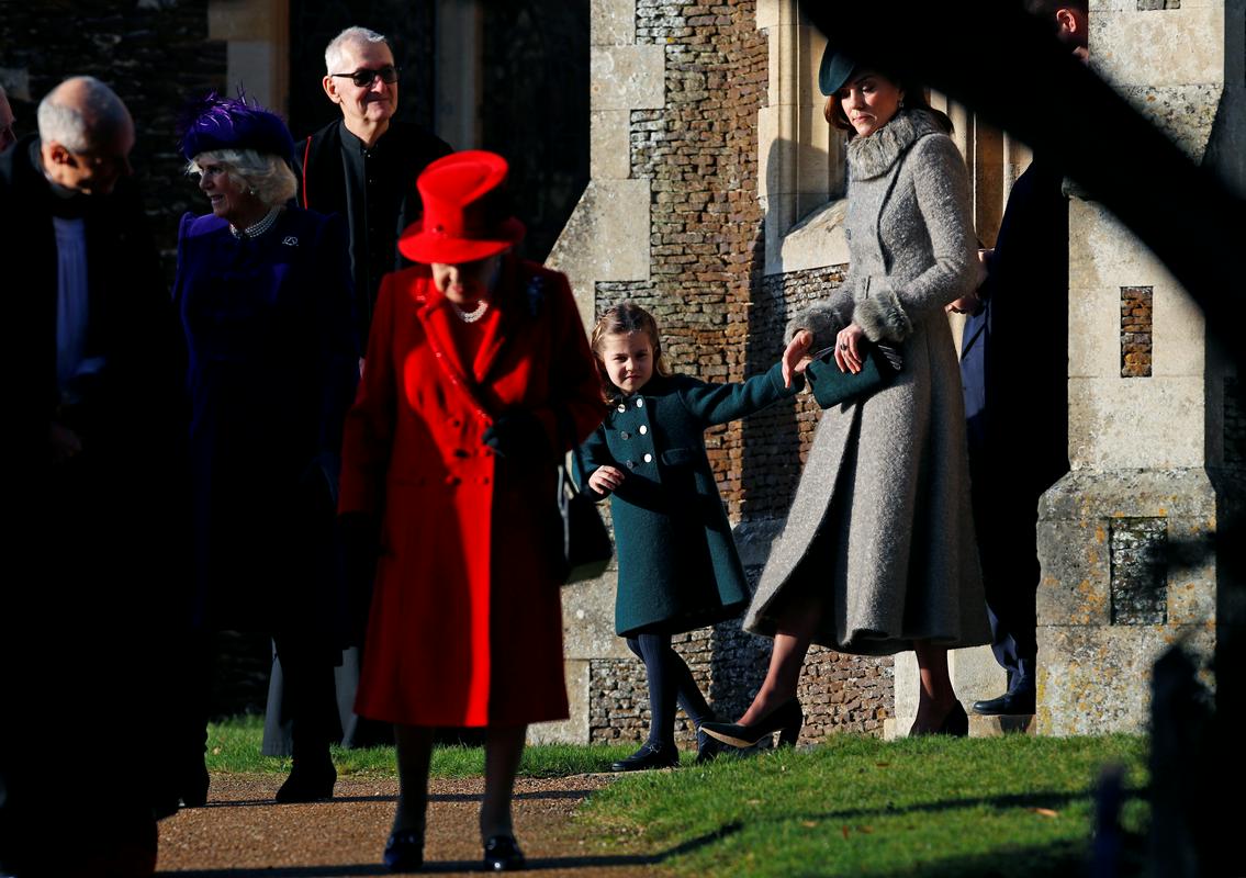 Britanska kraljica Elizabeta II. in Kate s hčerko Charlotte v ozadju. Foto: Reuters Britanska kraljica Elizabeta II. in Kate s hčerko Charlotte v ozadju. Foto: Reuters
