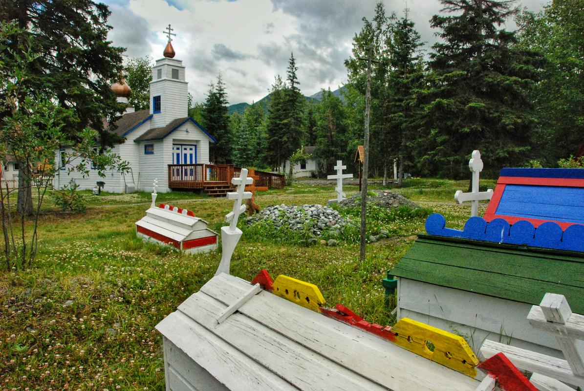 Eklutna s pravoslavno cerkvijo in pokopališčem, na katerem se pravoslavni vplivi mešajo s tistimi plemena Atabaskov. Foto: MMC RTV SLO/Kaja Sajovic Eklutna s pravoslavno cerkvijo in pokopališčem, na katerem se pravoslavni vplivi mešajo s tistimi plemena Atabaskov. Foto: MMC RTV SLO/Kaja Sajovic