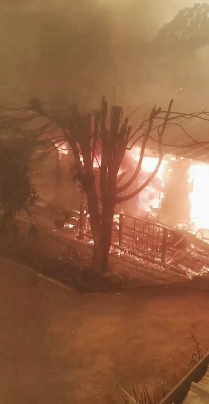 V Mallacooti so prebivalci pred ognjem ušli na obalo. Foto: Reuters