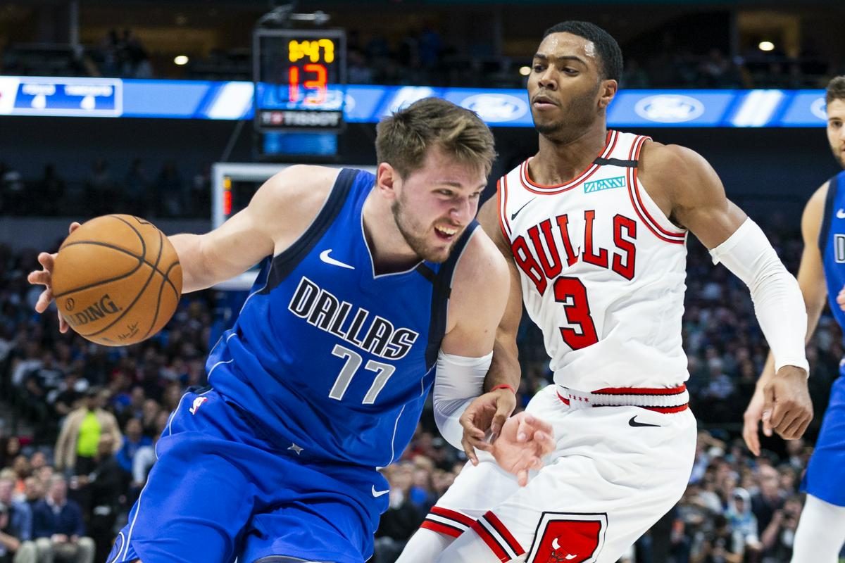 20-letni Luka Dončić z enajstim trojnim dvojčkom sezone vodi v Ligi NBA. Na štirih zaporednih tekmah je dosegel vsaj 30 točk, 10 skokov in 7podaj, kar je pred njim v zgodovini uspelo le še štirim košarkarjem. Foto: AP 20-letni Luka Dončić z enajstim trojnim dvojčkom sezone vodi v Ligi NBA. Na štirih zaporednih tekmah je dosegel vsaj 30 točk, 10 skokov in 7podaj, kar je pred njim v zgodovini uspelo le še štirim košarkarjem. Foto: AP