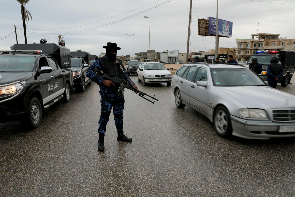 Pripadnik vladnih sil med patruljo v Tripolisu. Foto: Reuters Pripadnik vladnih sil med patruljo v Tripolisu. Foto: Reuters