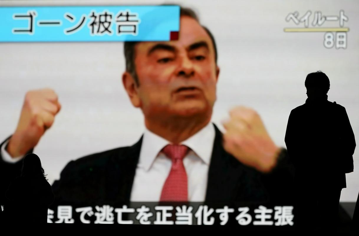 Tudi na Japonskem so spremljali prvi Ghosnov javni nastop po pobegu v Libanon. Foto: Reuters Tudi na Japonskem so spremljali prvi Ghosnov javni nastop po pobegu v Libanon. Foto: Reuters