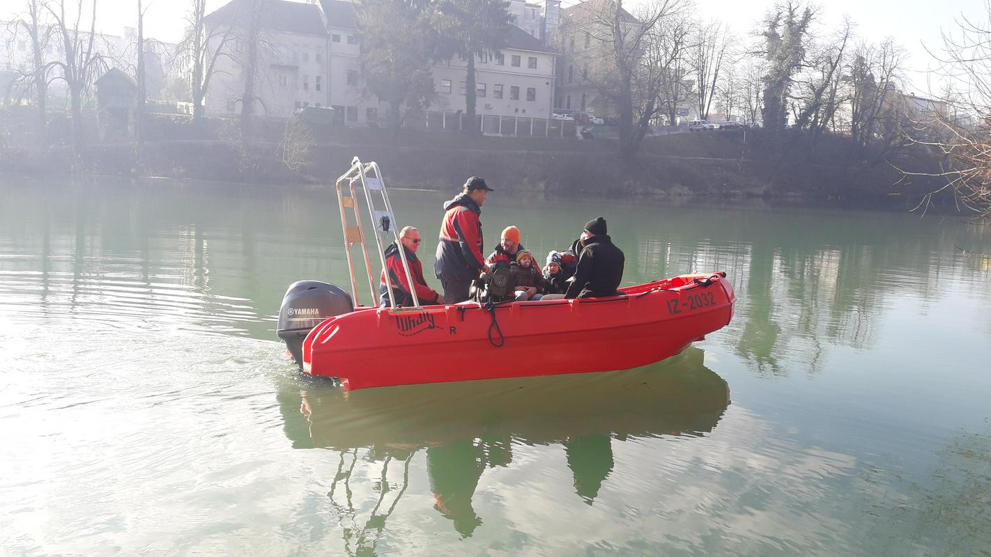 Čoln bodo potapljači uporabljali pri reševanju. Foto: Radio Slovenija/Jože Žura Čoln bodo potapljači uporabljali pri reševanju. Foto: Radio Slovenija/Jože Žura