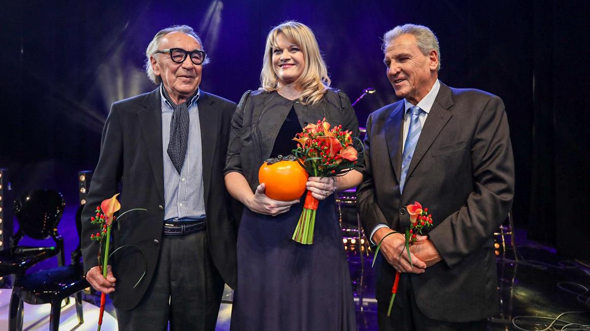15. Osebnost Primorske Larisa Štoka v družbi pisatelja in publicista Milana Rakovca (levo) in presednika openske sekcije Vsedržavnega združenja partizanov Italije Duška Kalca (desno). Foto: Radio Koper/Alan Radin
