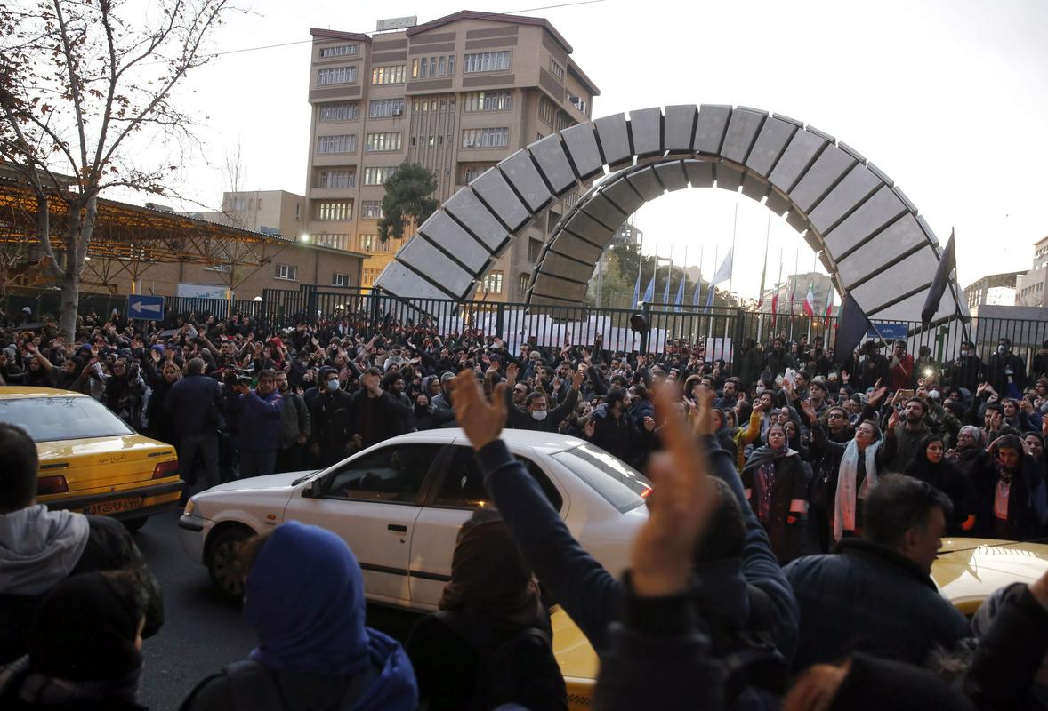 Protesti pred univerzo Amir Kabir v Teheranu. Protestnike je še dodatno razburilo nekajdnevno prikrivanje resničnega vzroka nesreče letala. Foto: EPA Protesti pred univerzo Amir Kabir v Teheranu. Protestnike je še dodatno razburilo nekajdnevno prikrivanje resničnega vzroka nesreče letala. Foto: EPA