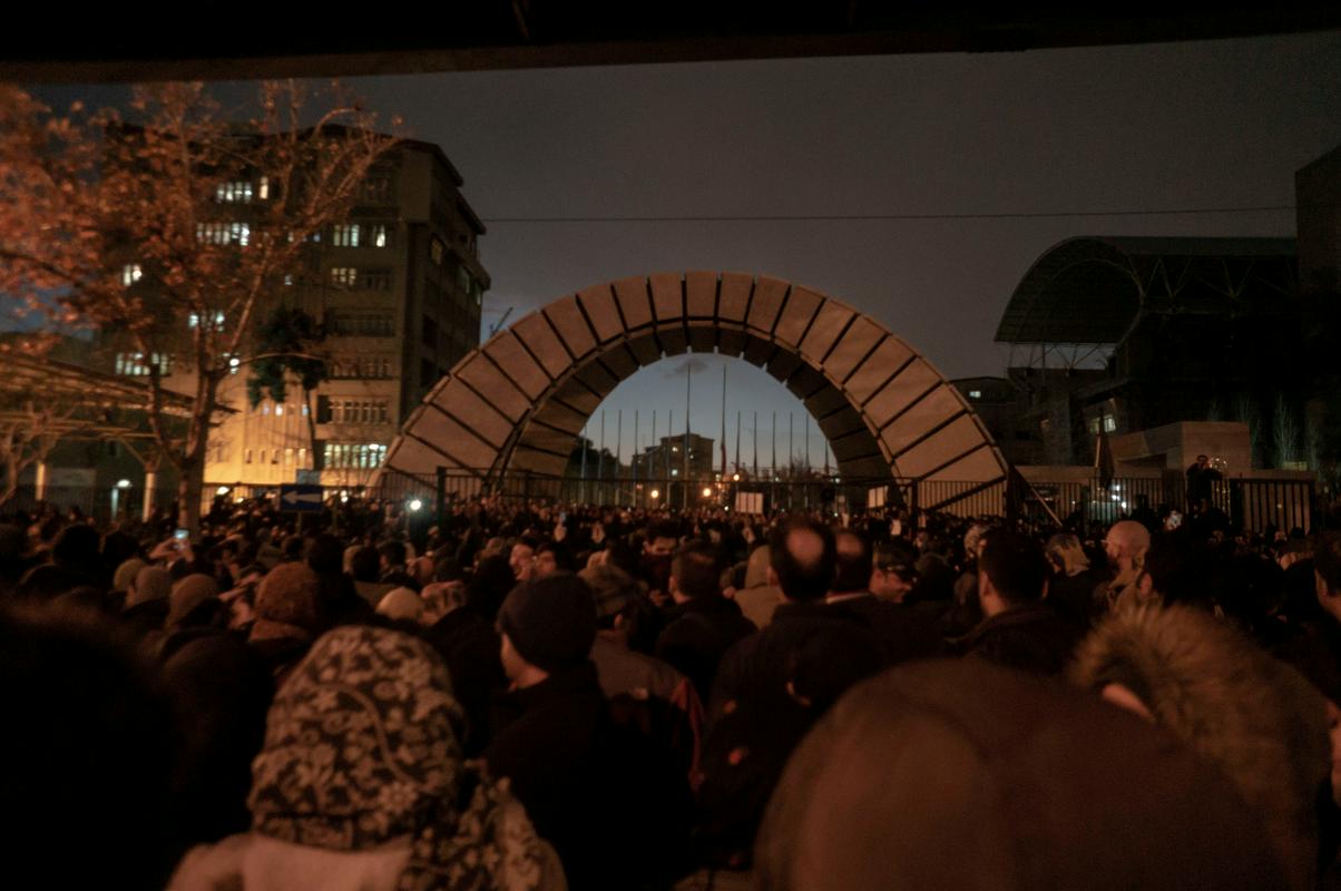 Po atentatu Kasema Solejmanija in milijonih žalujočih na pogrebnih slovesnostih je sestrelitev letala znova pokazala na razklanost družbe v Iranu. A za spremembo od krvavih jesenskih protestov oblasti za zdaj dopuščajo izraze jeze, četudi se slišijo predvsem gesla proti predsedniku Ruhaniju in ajatoli Hameneju. Foto: Reuters Po atentatu Kasema Solejmanija in milijonih žalujočih na pogrebnih slovesnostih je sestrelitev letala znova pokazala na razklanost družbe v Iranu. A za spremembo od krvavih jesenskih protestov oblasti za zdaj dopuščajo izraze jeze, četudi se slišijo predvsem gesla proti predsedniku Ruhaniju in ajatoli Hameneju. Foto: Reuters