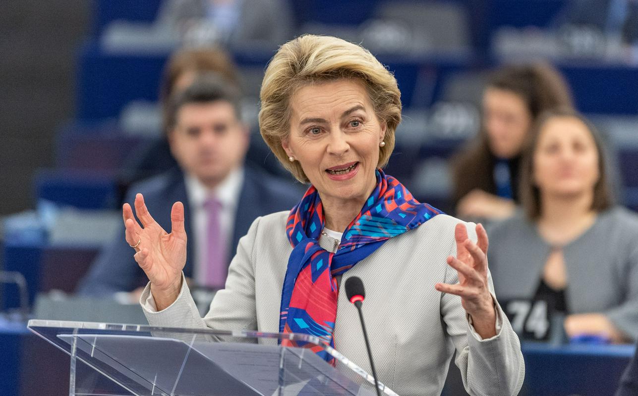 Predsednica Evropske komisije Ursula von der Leyen med nagovorom evropskih poslancev v Strasbourgu. Foto: EPA Predsednica Evropske komisije Ursula von der Leyen med nagovorom evropskih poslancev v Strasbourgu. Foto: EPA