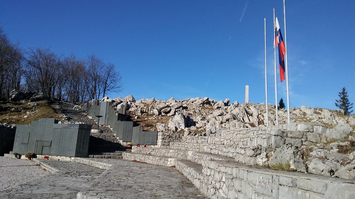 Spomenik na Trnovem opominja in spominja. Foto: Vojko Gabrijelčič