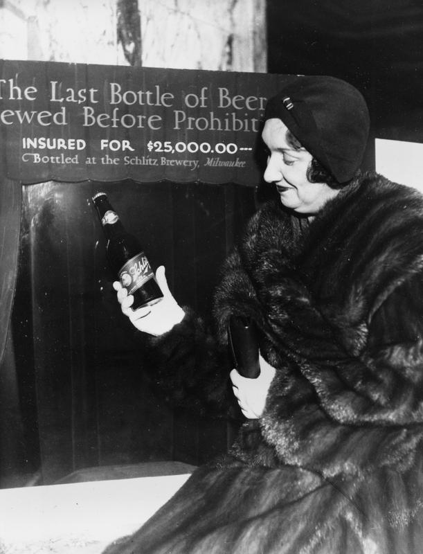 Zadnja ustekleničena steklenica piva pred uvedbo prohibicije. Foto: AP Zadnja ustekleničena steklenica piva pred uvedbo prohibicije. Foto: AP