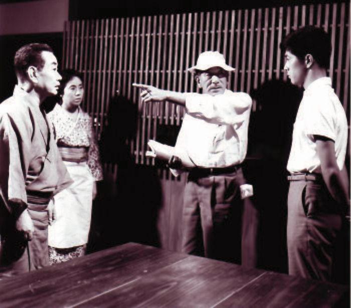 Jasudžiro Ozu na snemanju filma Plavajoče trave. Foto: Kadokwa Corporation 1959 Jasudžiro Ozu na snemanju filma Plavajoče trave. Foto: Kadokwa Corporation 1959