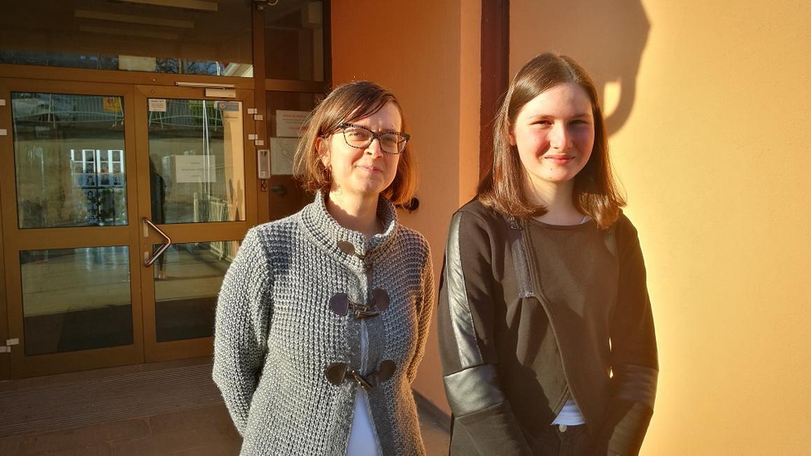 Sofija Štefan z učiteljico Kristino Pust Badovinac. Foto: Radio Koper/Osebni arhiv