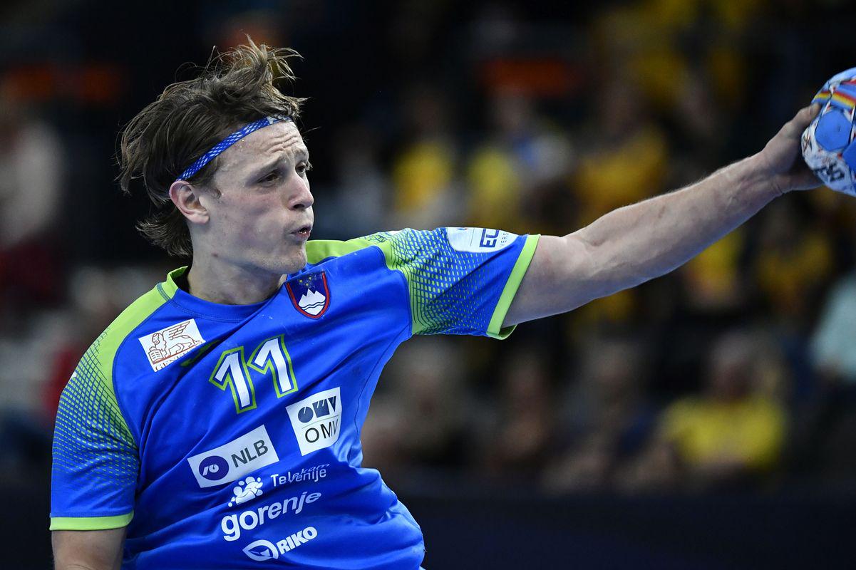 Ena zmaga na preostalih dveh tekmah, pa bo Slovenija osvojila medaljo na evropskem prvenstvu. Bolje se sliši tole: dve zmagi, pa bo Slovenija ponovila košarkarsko pravljico 2017 in postala evropski prvak, s tem pa si bo tudi avtomatično zagotovila nastop na olimpijskih igrah v Tokiu. Na fotografiji kapetan Jure Dolenec, ki malo igra v dresu Barcelone, na evropskem prvenstvu pa je odličen in trenutno tudi prvi slovenski strelec. Foto: EPA Ena zmaga na preostalih dveh tekmah, pa bo Slovenija osvojila medaljo na evropskem prvenstvu. Bolje se sliši tole: dve zmagi, pa bo Slovenija ponovila košarkarsko pravljico 2017 in postala evropski prvak, s tem pa si bo tudi avtomatično zagotovila nastop na olimpijskih igrah v Tokiu. Na fotografiji kapetan Jure Dolenec, ki malo igra v dresu Barcelone, na evropskem prvenstvu pa je odličen in trenutno tudi prvi slovenski strelec. Foto: EPA