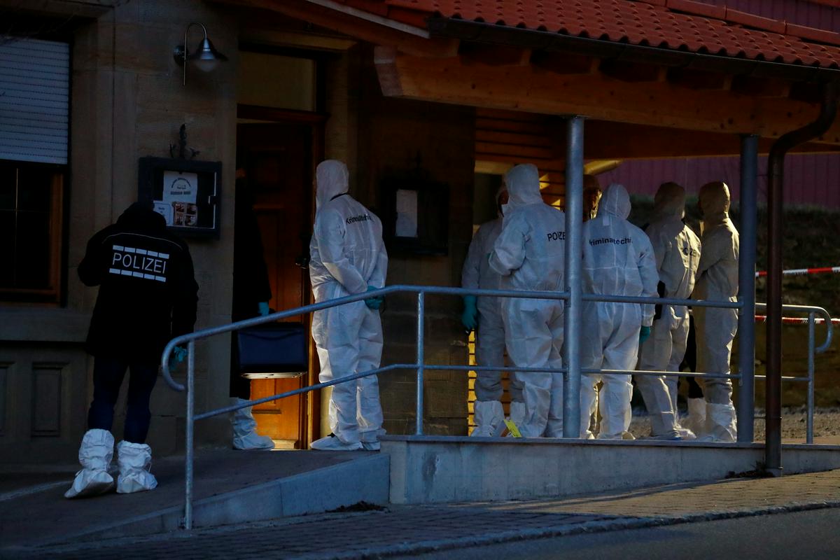 Policija je sprva sporočila le, da je bilo najverjetneje ubitih več ljudi in da so osumljenca za napad aretirali. Foto: Reuters Policija je sprva sporočila le, da je bilo najverjetneje ubitih več ljudi in da so osumljenca za napad aretirali. Foto: Reuters
