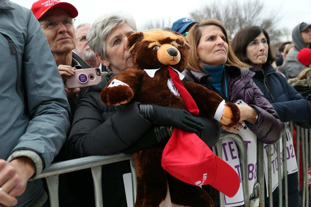 Zbalo se je več tisoč ljudi. Foto: Reuters Zbalo se je več tisoč ljudi. Foto: Reuters