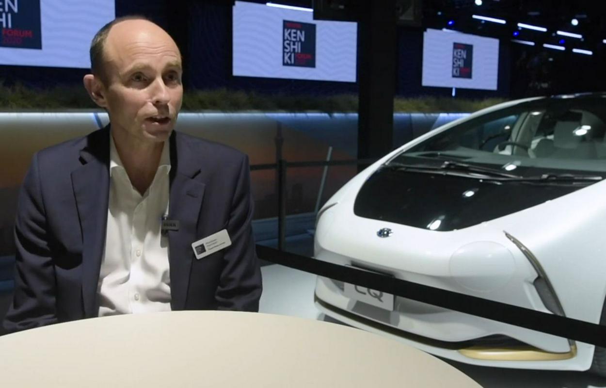 Toyota bo ponujala mobilnostne storitve. Za uporabo si bo mogoče izbrati vozilo, ki vam bo v določenem trenutku najbolj ustrezalo, nam je pojasnil Matt Harisson, podpredsednik evropske Toyote. Od skiroja do terenca ali športnega avtomobila. Foto: MMC RTV SLO/Avtomobilnost Toyota bo ponujala mobilnostne storitve. Za uporabo si bo mogoče izbrati vozilo, ki vam bo v določenem trenutku najbolj ustrezalo, nam je pojasnil Matt Harisson, podpredsednik evropske Toyote. Od skiroja do terenca ali športnega avtomobila. Foto: MMC RTV SLO/Avtomobilnost