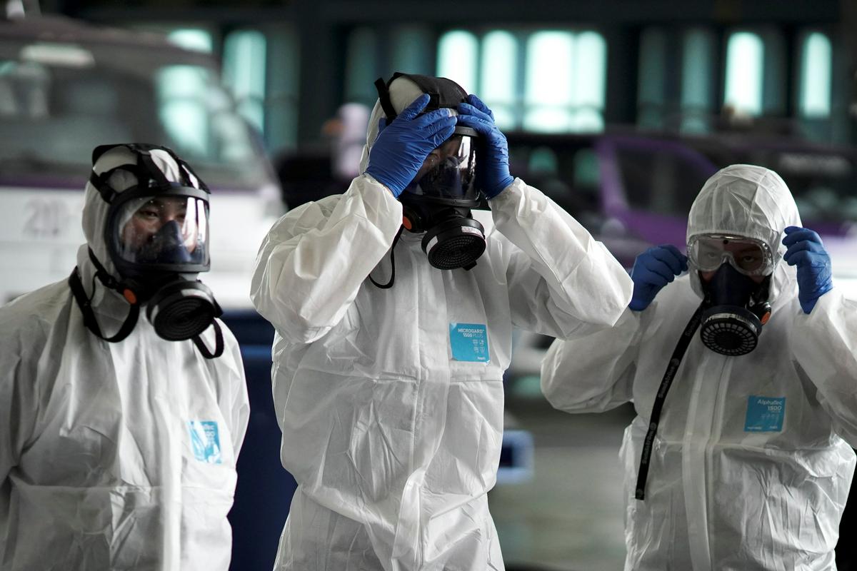 Po navedbah kitajskih oblasti je potrjenih primerov okužbe več kot 4.500. Foto: Reuters Po navedbah kitajskih oblasti je potrjenih primerov okužbe več kot 4.500. Foto: Reuters