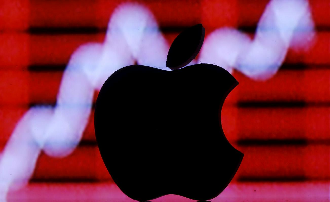 Applove delnice so se v petek pocenile za dobre štiri odstotke in zdrsnile pod 310 dolarjev. Applov dobiček zadnjega lanskega četrtletja je bil sicer z 22,2 milijarde dolarjev rekorden četrtletni dobiček katerega koli ameriškega podjetja v zgodovini! Foto: Reuters Applove delnice so se v petek pocenile za dobre štiri odstotke in zdrsnile pod 310 dolarjev. Applov dobiček zadnjega lanskega četrtletja je bil sicer z 22,2 milijarde dolarjev rekorden četrtletni dobiček katerega koli ameriškega podjetja v zgodovini! Foto: Reuters