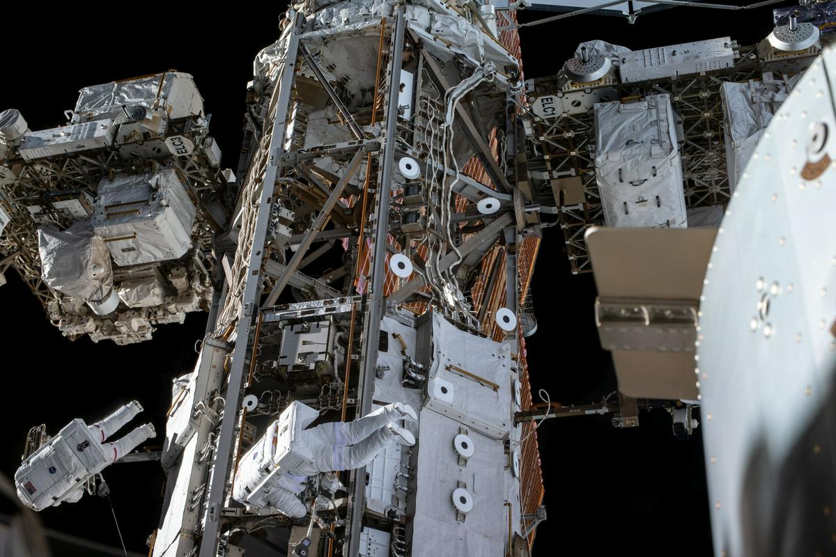 Parmitano in Morgan med nevarnim početjem. Foto: Esa Parmitano in Morgan med nevarnim početjem. Foto: Esa