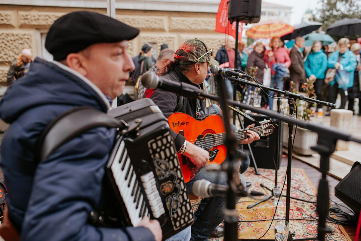 Program otvoritvenega dne traja že od jutra, med drugim je nastopila zasedba Kantridersi. Foto: Dalibora Bijelić Program otvoritvenega dne traja že od jutra, med drugim je nastopila zasedba Kantridersi. Foto: Dalibora Bijelić