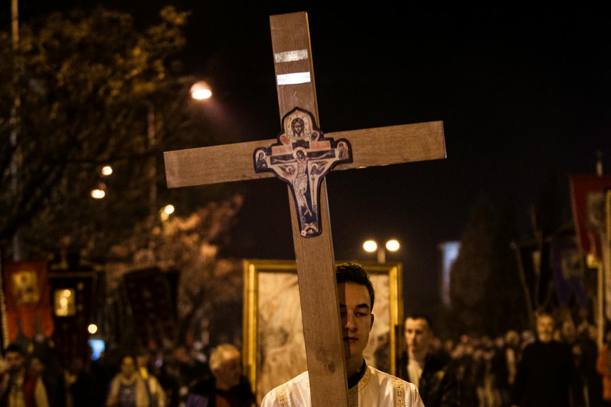 V Srbiji so se pojavili očitki Srbski pravoslavni cerkvi, da nekateri duhovniki poljubljajo oltar in pri evharistiji uporabljajo le eno žlico in kelih. Foto: Reuters V Srbiji so se pojavili očitki Srbski pravoslavni cerkvi, da nekateri duhovniki poljubljajo oltar in pri evharistiji uporabljajo le eno žlico in kelih. Foto: Reuters