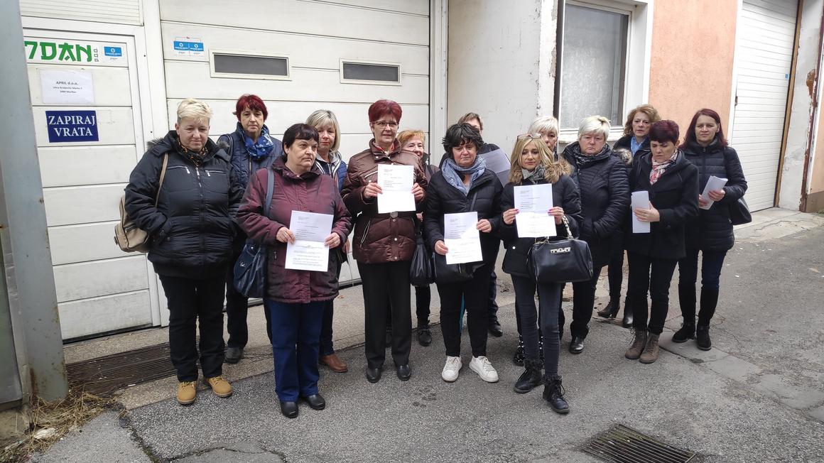 Del delavk Aprila z odpovedmi pogodb o zaposlitvi v rokah. Foto: Radio Maribor/Lidija Cokan