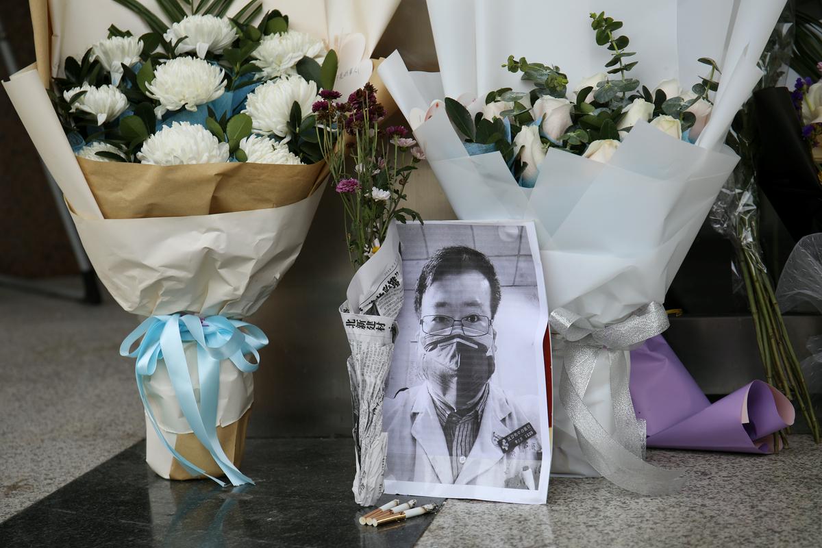 Umrl je 34-letni oftalmolog Li Venliang, ki je prvi opozoril na novi virus, zaradi česar je bil celo obtožen, da je z lažnimi izjavami kršil družbeni red. Foto: Reuters Umrl je 34-letni oftalmolog Li Venliang, ki je prvi opozoril na novi virus, zaradi česar je bil celo obtožen, da je z lažnimi izjavami kršil družbeni red. Foto: Reuters