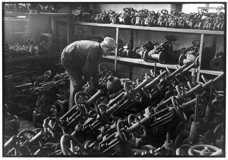 Ventili, 1970 (iz ciklusa Tovarniška fotografija). Foto: Stojan Kerbler Ventili, 1970 (iz ciklusa Tovarniška fotografija). Foto: Stojan Kerbler