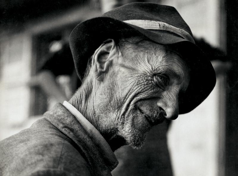 Šaljivec, 1966 (iz ciklusa Portreti s ptujskih ulic). Foto: Stojan Kerbler Šaljivec, 1966 (iz ciklusa Portreti s ptujskih ulic). Foto: Stojan Kerbler