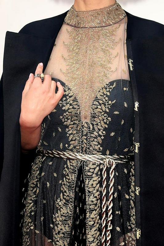 Natalie Portman je s svojim ogrinjalom opozorila na spregledana imena ženskih ustvarjalk. Foto: Reuters Natalie Portman je s svojim ogrinjalom opozorila na spregledana imena ženskih ustvarjalk. Foto: Reuters