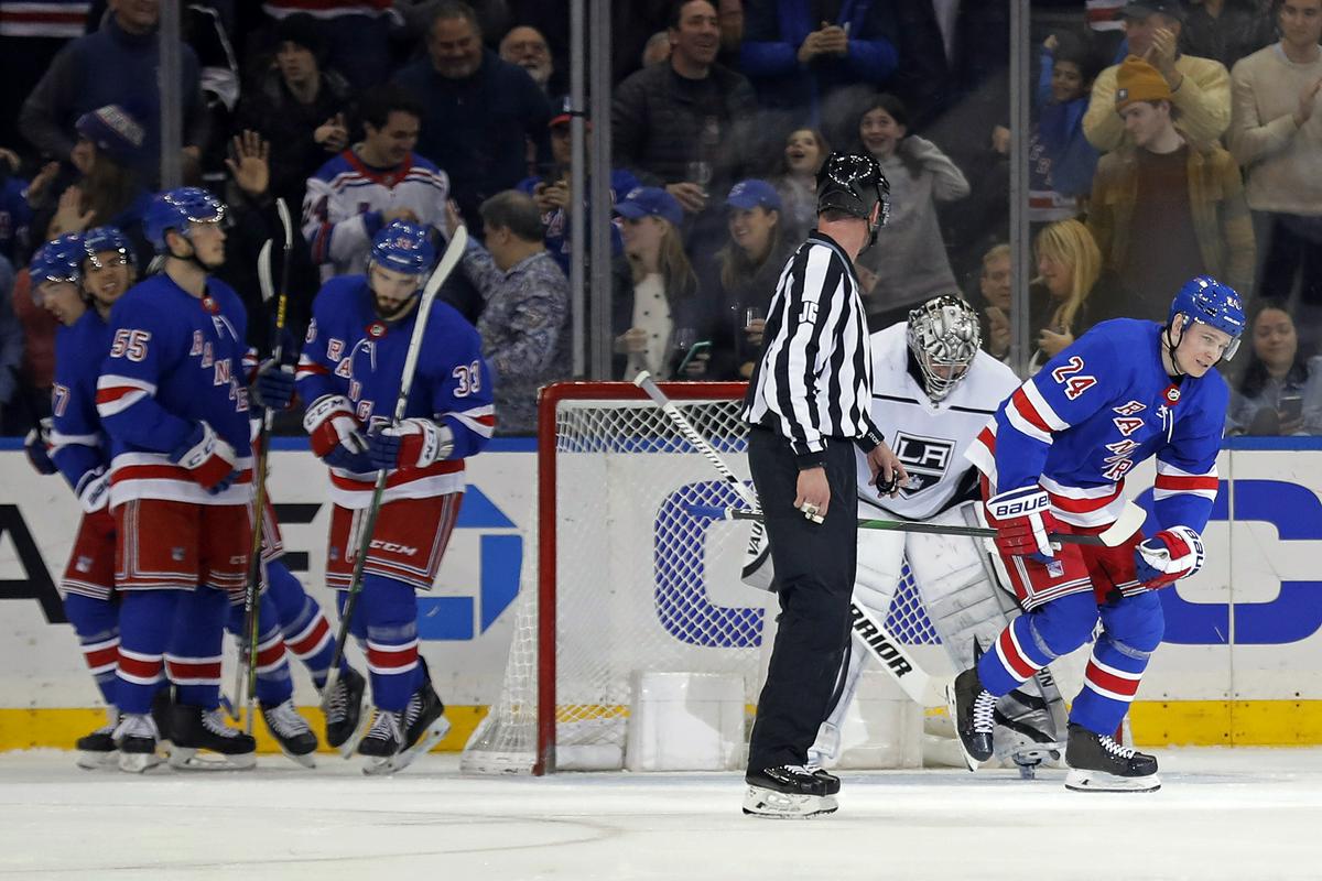 Anže Kopitar in soigralci se z manjše turneje na vzhodni obali vračajo s štirimi porazi. Po treh tekmah v New Yorku in okolici so klonili še v Washingtonu. Foto: AP Anže Kopitar in soigralci se z manjše turneje na vzhodni obali vračajo s štirimi porazi. Po treh tekmah v New Yorku in okolici so klonili še v Washingtonu. Foto: AP