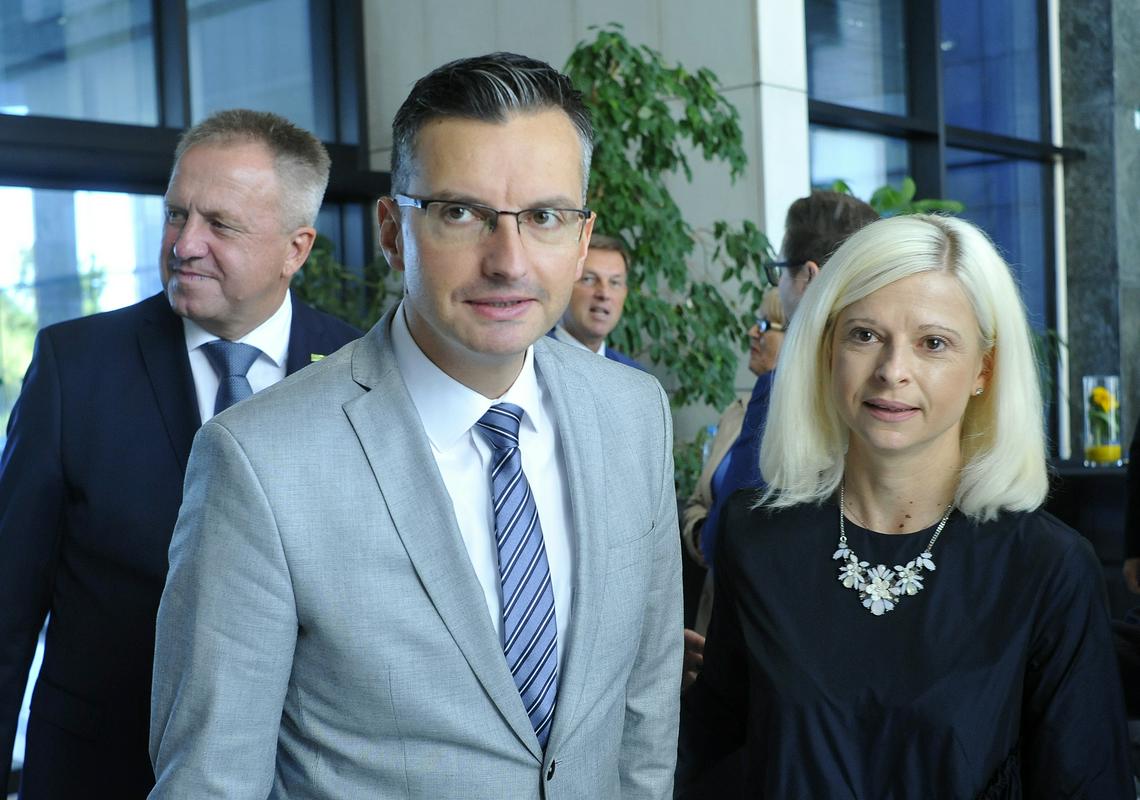Ocena politične situacije, kot jo je v pismu izrazila Klampferjeva, pa je po mnenju Počivalška pomanjkljiva in ne temelji na dejstvih, ampak površni nabirki pol- in neuradnih informacij. Foto: BoBo Ocena politične situacije, kot jo je v pismu izrazila Klampferjeva, pa je po mnenju Počivalška pomanjkljiva in ne temelji na dejstvih, ampak površni nabirki pol- in neuradnih informacij. Foto: BoBo