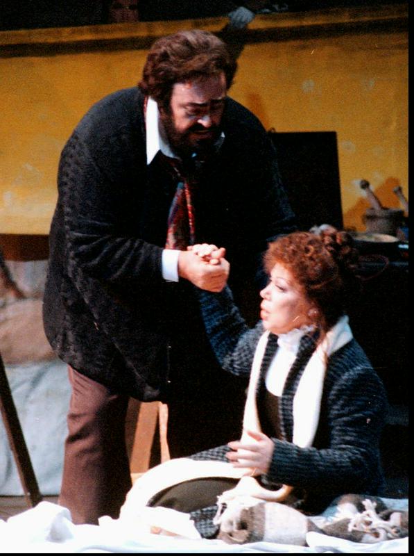 Leta 1996 je nastopila kot Mimi v operi La boheme Giacoma Puccinija ob boku Luciana Pavarottija, kar je bila tudi sicer ena najbolj znanih vlog v njenem repertoarju. Foto: AP Leta 1996 je nastopila kot Mimi v operi La boheme Giacoma Puccinija ob boku Luciana Pavarottija, kar je bila tudi sicer ena najbolj znanih vlog v njenem repertoarju. Foto: AP