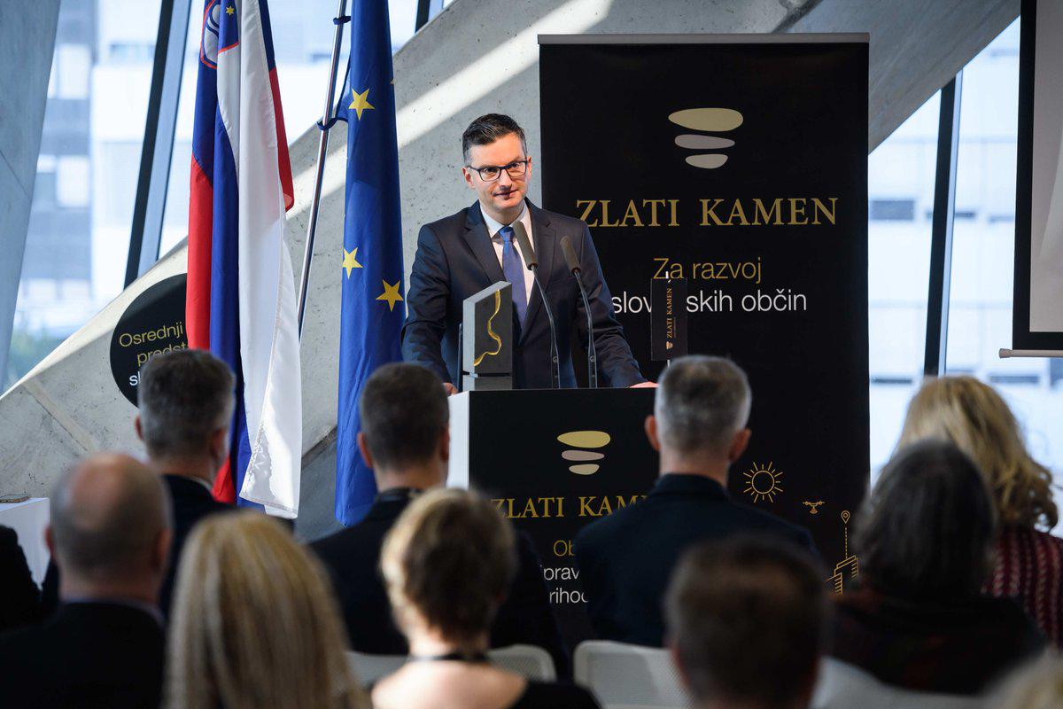 Zavedati se moramo, da imamo kaj pokazati in da ni vse slabo, je v nagovoru poudaril Šarec. Foto: Twitter Vlade RS Zavedati se moramo, da imamo kaj pokazati in da ni vse slabo, je v nagovoru poudaril Šarec. Foto: Twitter Vlade RS