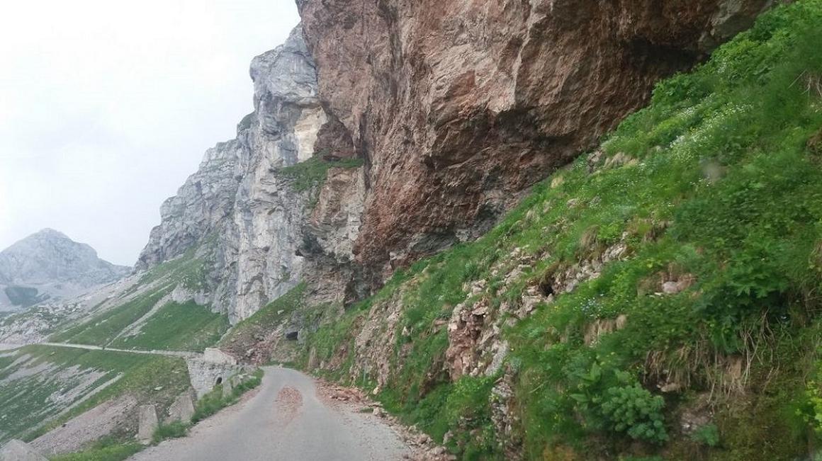 Mangartska cesta je z več kot 2000 metri nadmorske višine naša najvišje ležeča cesta. Zaradi skalnega podora pred 8 leti pa zadnji kilometri ceste niso prevozni. Foto: Radio Koper/Mariša Bizjak