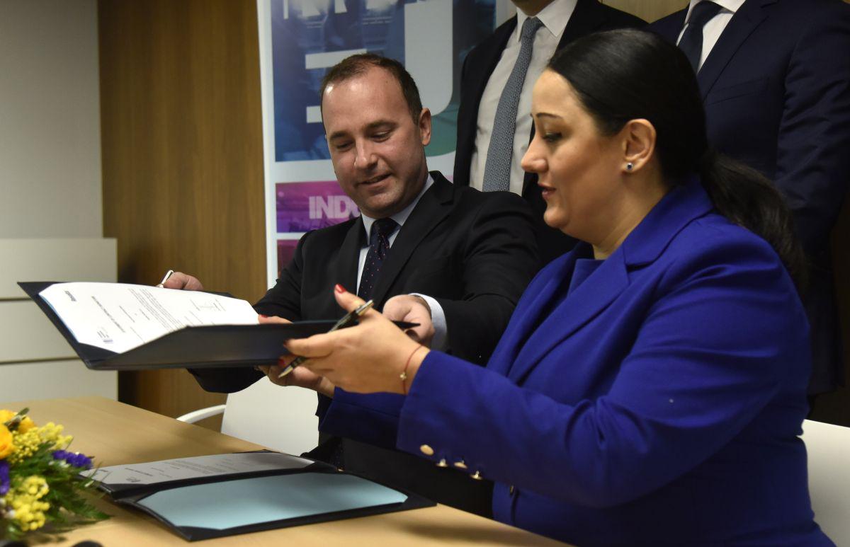 Uradni podpis pogodbe. Foto: BoBo/Žiga Živulović ml. Uradni podpis pogodbe. Foto: BoBo/Žiga Živulović ml.