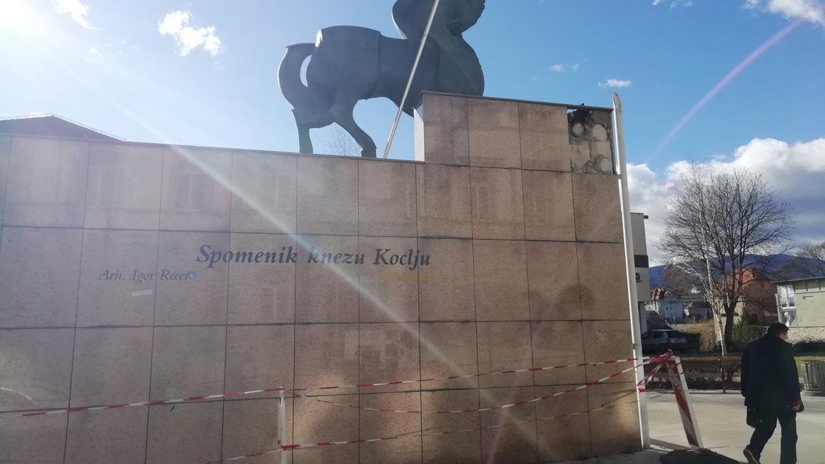 Spomenik knezu Koclju (delo Andreja Grabrovca Gaberija). Zob časa in pomankljiva nega sta pustila očitne posledice. Foto: Radio Maribor/Irena Kodrič Cizerl